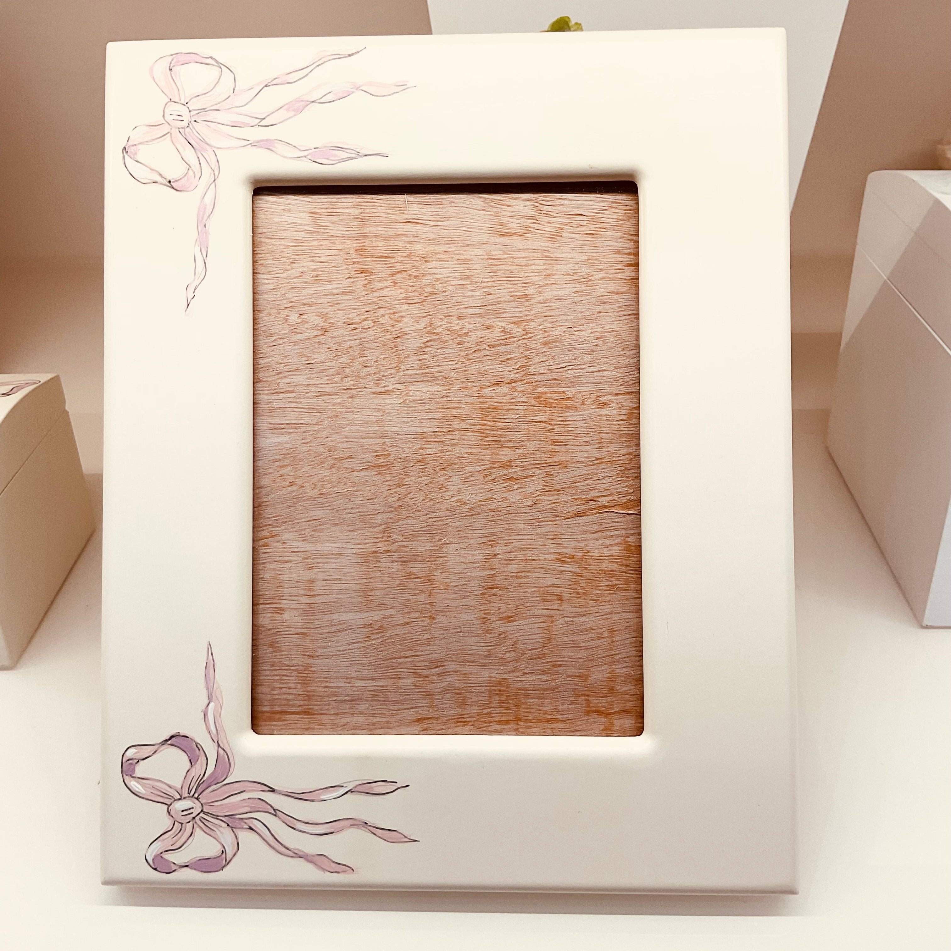 picture-frame-with-bow-print